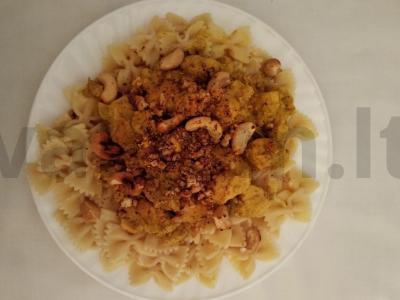 Makaronai su vištienos filė grietinėlės padaže ir riešutų bei graikinių riešutų kepure pagrindine nuotrauka