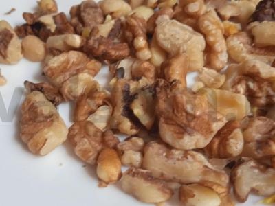 Padažas su graikiniais riešutais ir petražolėmis Žingsnis 1