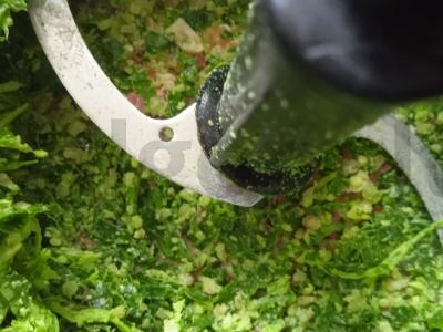 Padažas su graikiniais riešutais ir petražolėmis Žingsnis 2