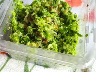 Padažas su graikiniais riešutais ir petražolėmis pagrindine nuotrauka