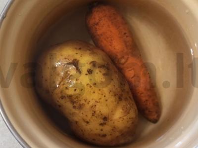 Salotos su tunu, bulvėmis ir marinuotais agurkais Žingsnis 2