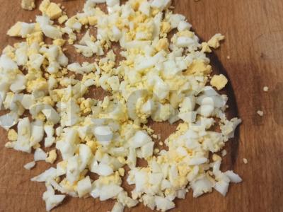 Salotos su tunu, bulvėmis ir marinuotais agurkais Žingsnis 3