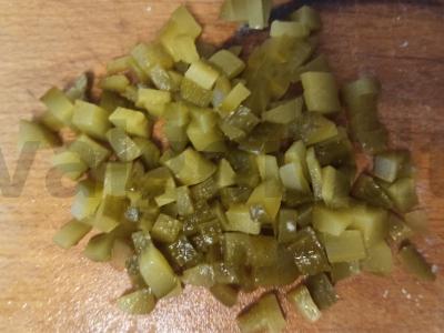 Salotos su tunu, bulvėmis ir marinuotais agurkais Žingsnis 4