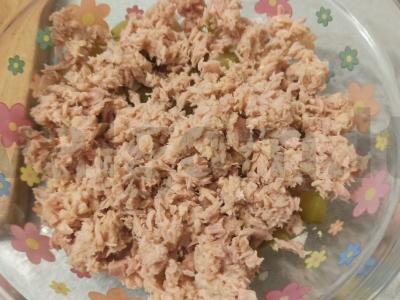 Salotos su tunu, bulvėmis ir marinuotais agurkais Žingsnis 7