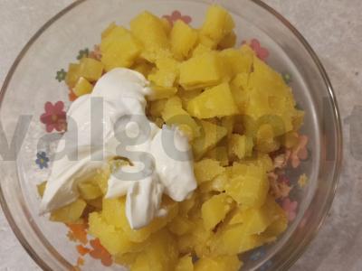 Salotos su tunu, bulvėmis ir marinuotais agurkais Žingsnis 8