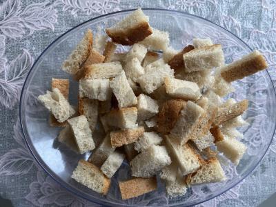 Baltos duonos skrebučiai su česnaku ir sūriu Žingsnis 1