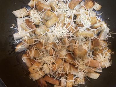 Baltos duonos skrebučiai su česnaku ir sūriu Žingsnis 5