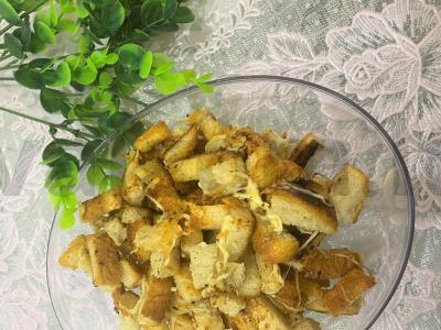 Baltos duonos skrebučiai su česnaku ir sūriu pagrindine nuotrauka