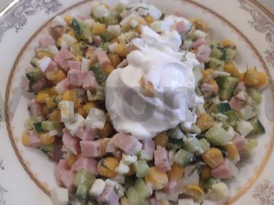 Gaivus salotas su kumpiu, kukurūzais ir kiaušiniais pagrindine nuotrauka