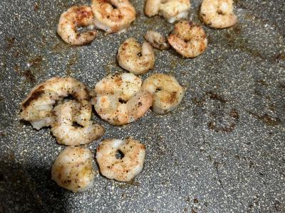 Makaronai su krevetėmis, sūriu ir česnaku Žingsnis 1