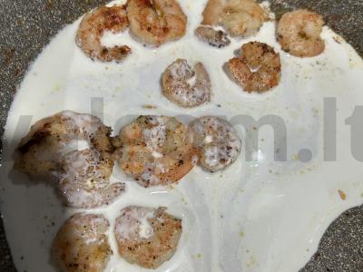 Makaronai su krevetėmis, sūriu ir česnaku Žingsnis 2