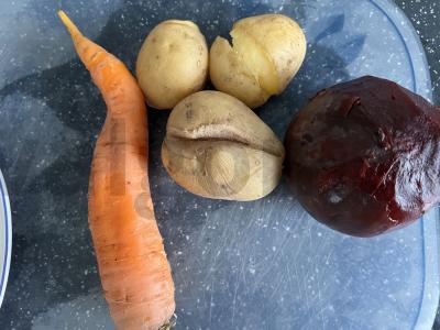 Salotas „Silkė po šubą“ su rūgščiai saldžiu obuoliu Žingsnis 1