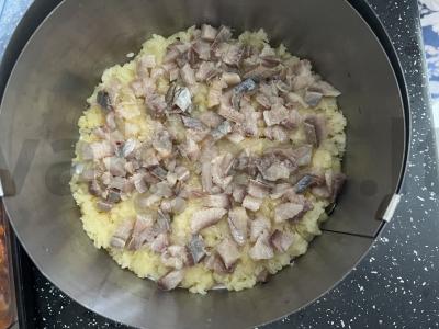 Salotas „Silkė po šubą“ su rūgščiai saldžiu obuoliu Žingsnis 4