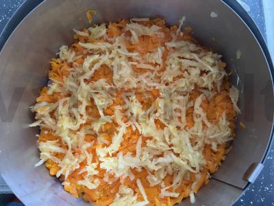 Salotas „Silkė po šubą“ su rūgščiai saldžiu obuoliu Žingsnis 9