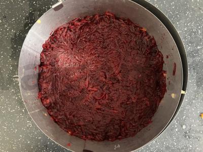 Salotas „Silkė po šubą“ su rūgščiai saldžiu obuoliu Žingsnis 10