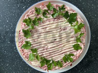 Salotas „Silkė po šubą“ su rūgščiai saldžiu obuoliu pagrindine nuotrauka