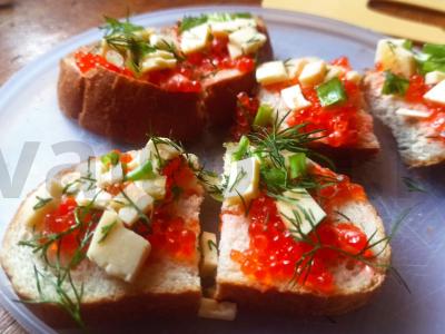 Sumuštiniai su ikrais ir sūriu pagrindine nuotrauka