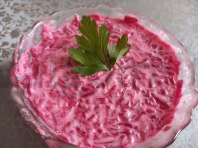 Burokėlių ir česnako užkandis su majonezu pagrindine nuotrauka