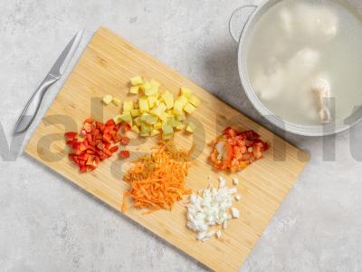 Vištienos, daržovių ir kukulių sriuba Žingsnis 1