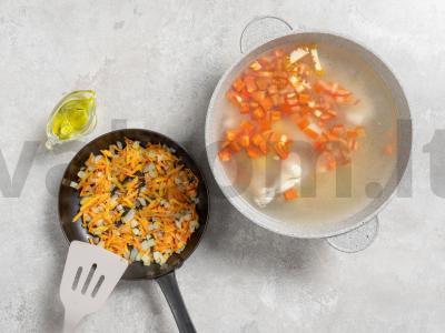 Vištienos, daržovių ir kukulių sriuba Žingsnis 2