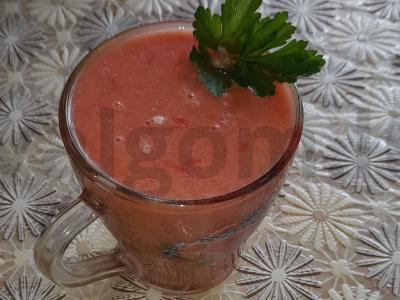 Pomidorų sultys iš dviejų ingredientų pagrindine nuotrauka