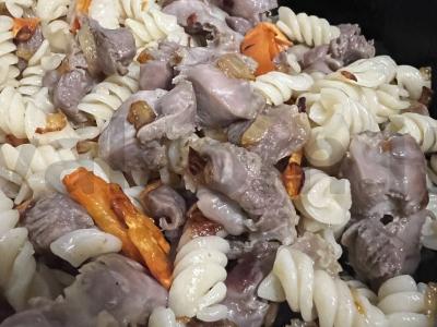 Vištienos skrandžiai su makaronais pagrindine nuotrauka