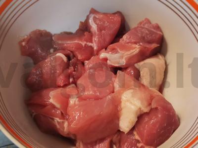 Mėsa su svogūnais grietinės padaže Žingsnis 1