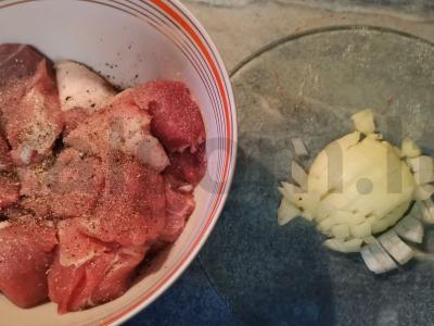 Mėsa su svogūnais grietinės padaže Žingsnis 2