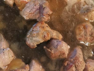 Mėsa su svogūnais grietinės padaže Žingsnis 5