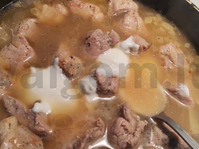 Mėsa su svogūnais grietinės padaže Žingsnis 6