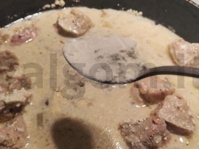 Mėsa su svogūnais grietinės padaže Žingsnis 7