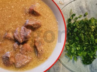 Mėsa su svogūnais grietinės padaže pagrindine nuotrauka