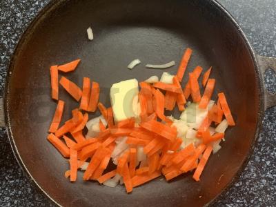 Moliūgų ir morkų tyrės sriuba su lydytu sūriu Žingsnis 2