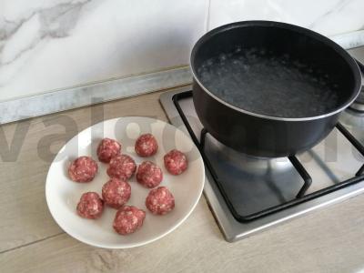 Sriuba su daržovėmis, ryžiais ir meatballs Žingsnis 1