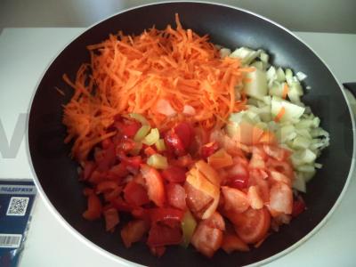 Sriuba su makaronais, paprikomis ir pomidorais Žingsnis 3