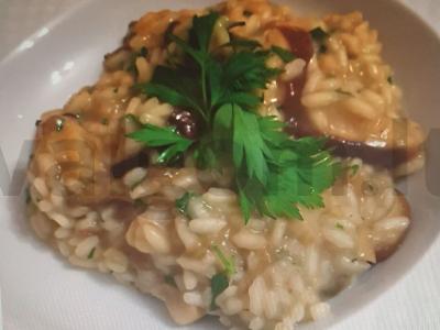 Rizotas su rudaisiais ryžiais, grietinėlėmis ir grybais pagrindine nuotrauka