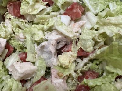 Skanus salotas su vištiena pagrindine nuotrauka