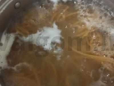 Makaronai su troškiniu ir pomidorais Žingsnis 2