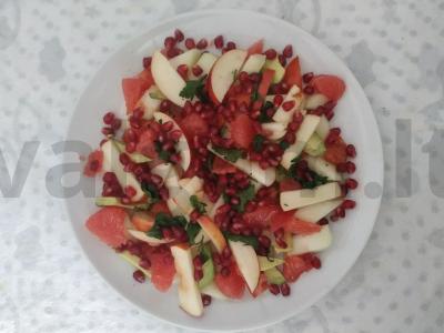 Multivitaminų salotas su aštriu alyvuogių aliejaus padažu pagrindine nuotrauka