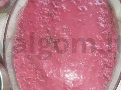 Namų trifle su džemu ir graikiniais riešutais pagrindine nuotrauka