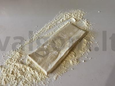 Originalus dešrelių pateikimas tešloje elektriniame grilyje Žingsnis 1