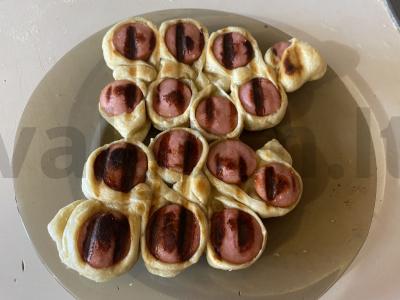 Originalus dešrelių pateikimas tešloje elektriniame grilyje pagrindine nuotrauka