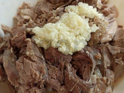 Šaltiena iš kiaulienos kulno ir jautienos pečių Žingsnis 4