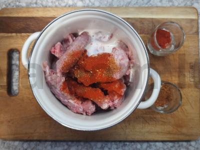 Vištienos kaklai su kefyru, paprika ir prieskoniais Žingsnis 1