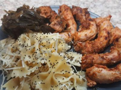 Vištienos kaklai su kefyru, paprika ir prieskoniais pagrindine nuotrauka