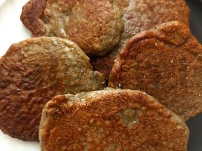 Kepenėlių blynai su žaliais žirneliais pagrindine nuotrauka