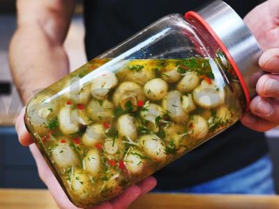 Marinuoti šampinjonai su čili pipirais pagrindine nuotrauka