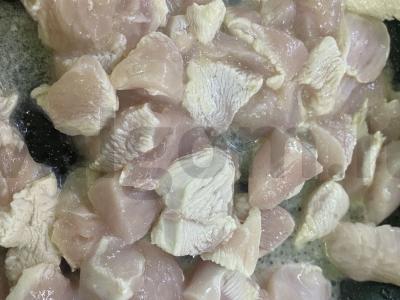 Šiltas vištienos krūtinėlės ir daržovių salotas Žingsnis 1