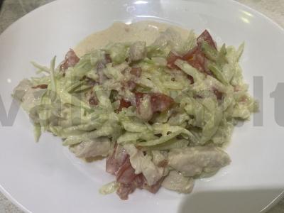 Šiltas vištienos krūtinėlės ir daržovių salotas pagrindine nuotrauka