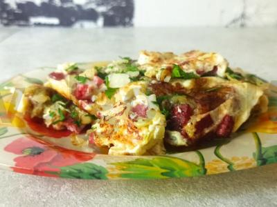 Omletas su bulvėmis ir dešra pagrindine nuotrauka